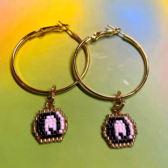 BEADED INITIAL HOOP EARRINGS- "Q" - Picture 1 of 3